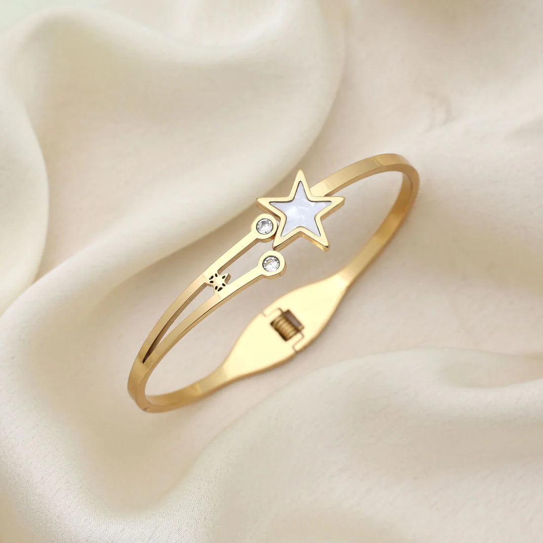 White Color Openable Anti Tarnish Bracelet With Stylish Minimal Everyday Wear Look