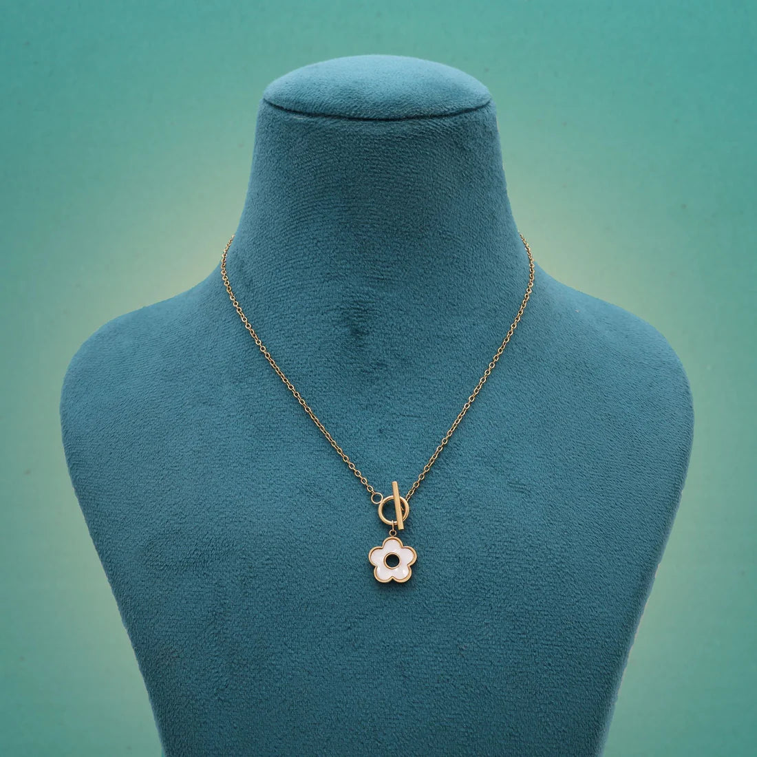 White Color Stainless Steel Anti Tarnish Necklace Perfect For Elegant Western Fashion Looks