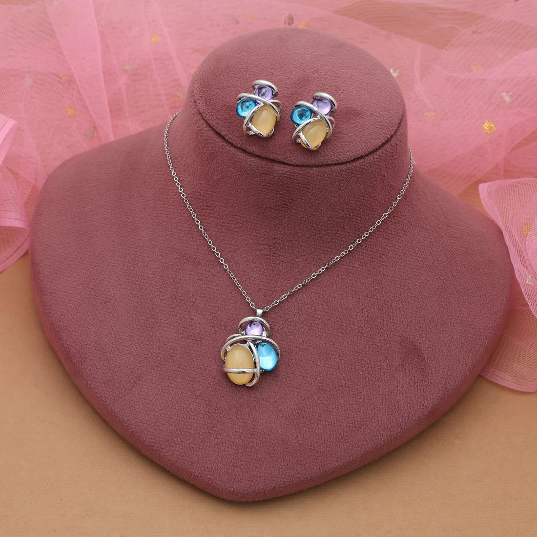Light Yellow Color Anti Tarnish Necklace Set With Bright Elegant Jewelry Appeal
