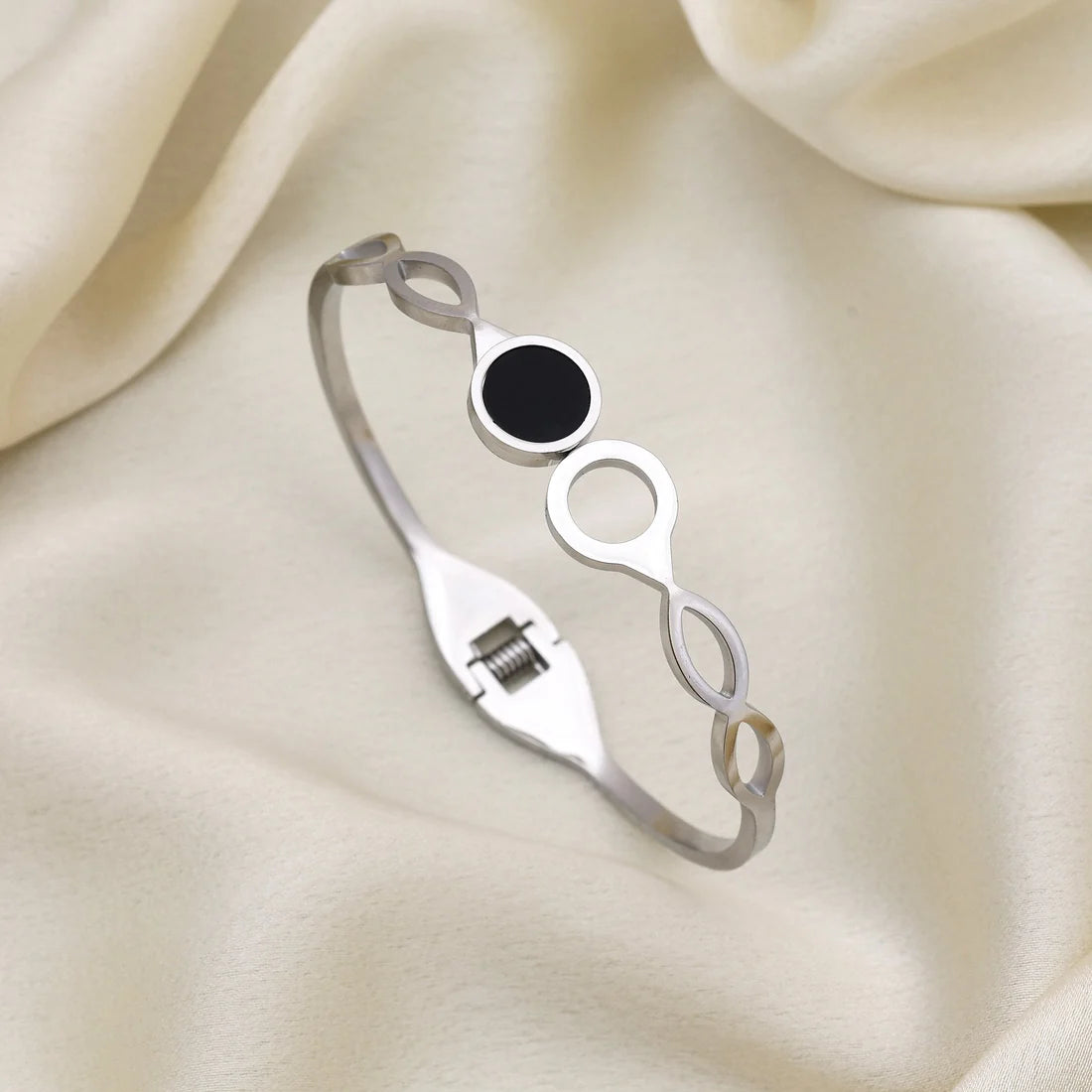 Black Color Openable Bracelet With Modern Design For Daily And Party Use