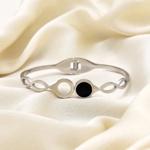 Black Color Openable Bracelet With Modern Design For Daily And Party Use