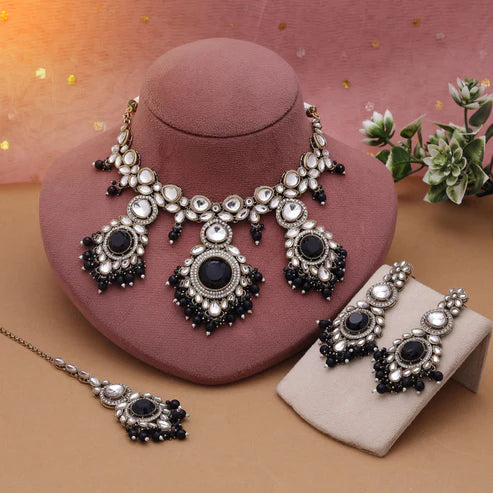 Black Color Kundan Necklace Set With Elegant Finish For Ethnic Styling